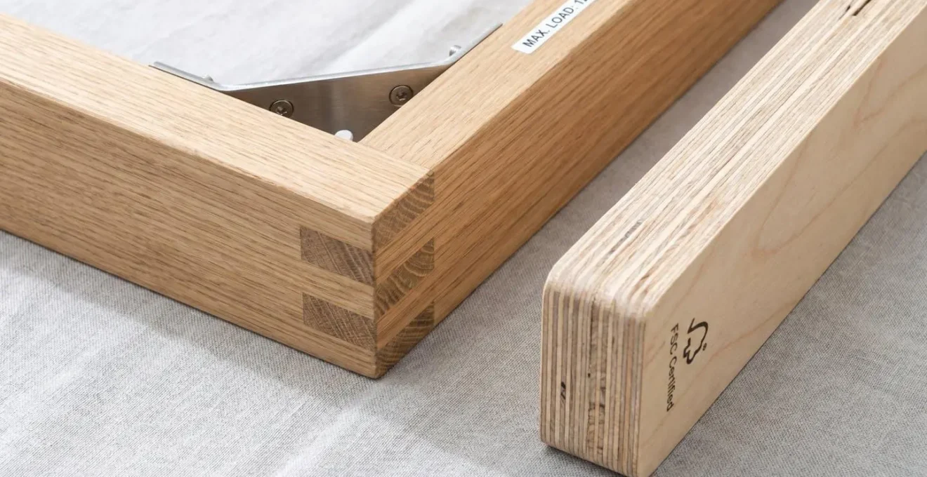 Détail technique d'un assemblage de mobilier professionnel montrant la qualité des matériaux et des finitions